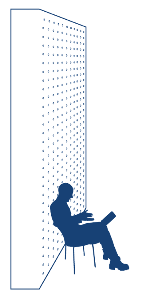 Silhouette d'une personne assise sur une chaise, travaillant sur un ordinateur portable près d'un mur perforé, entouré d'éléments de design épurés et d'élégants panneaux acoustiques.