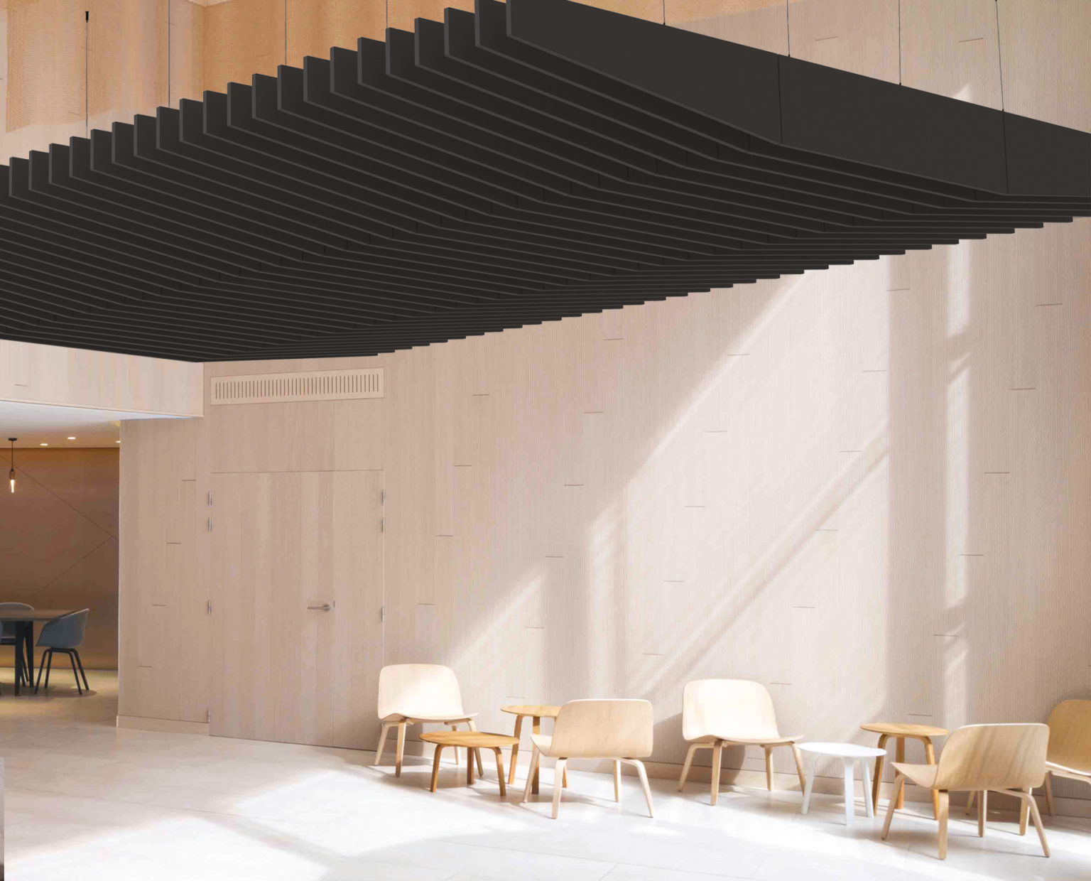 Lames acoustiques noires suspendues au plafond